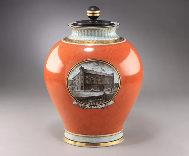 Thorkild Olsen for Royal Copenhagen. Kolossalvase af porcelæn med bronzelåg
