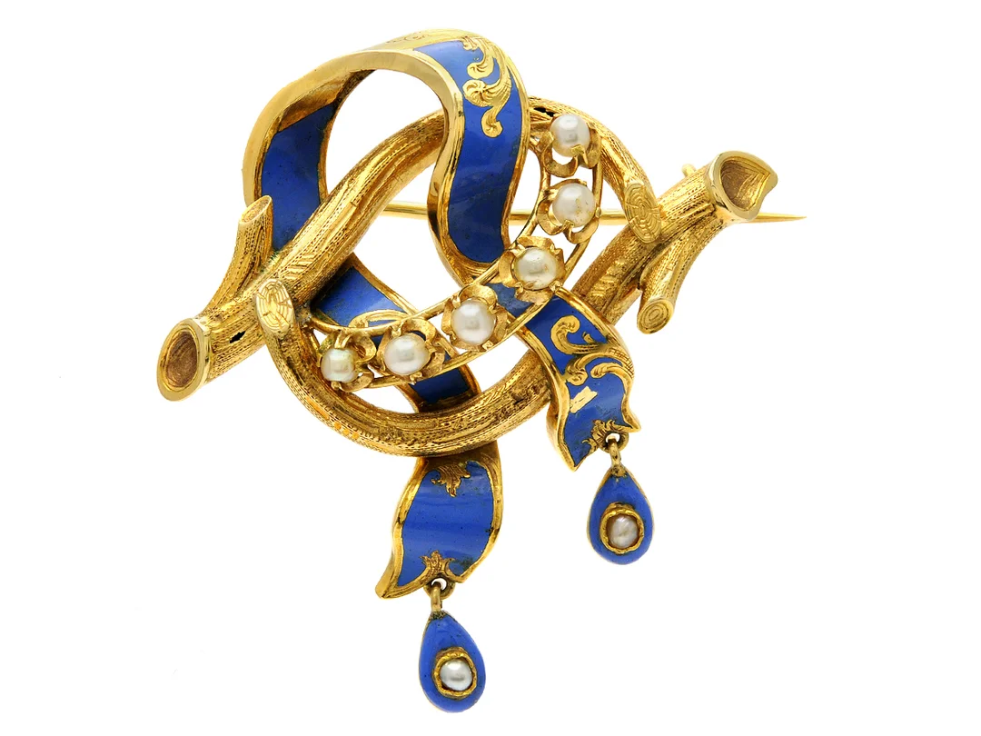 BROSCH, 18K guld, ljusblå emalj, orientaliska pärlor, en imitationspärla, antik, Stockholm 1881, 5,4x4,9 cm, vikt 15,3 g, emaljskada, originaletui. — Smycken/Brosch — Kaplans