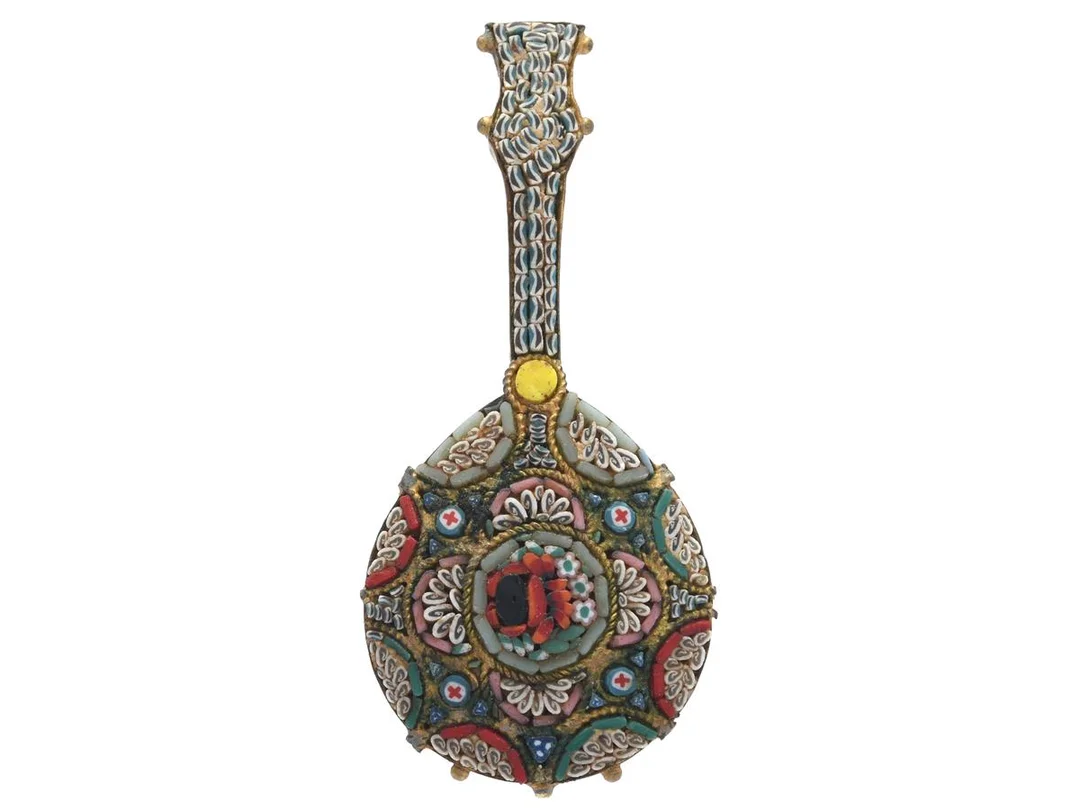 BROSCH, mässing, madolin, mikromosaik, vikt 12,8 g. — Smycken/Brosch — Kaplans