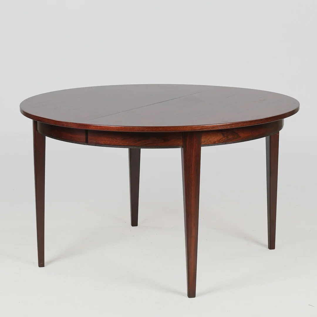 GUNNI OMANN (1930-2009). Cirkulært spisebord af palisander med tillægsplade, model 55, Danmark, (1+1). — Tables — Palsgaard Kunstauktioner