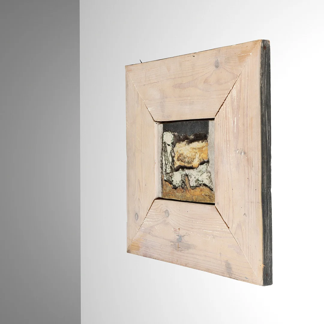 UBEKENDT KUNSTNER. Relief af glaseret stentøj med abstrakt motiv, ramme af hvidpigmenteret fyrretræ, signeret, dateret 1991. — Other — Palsgaard Kunstauktioner