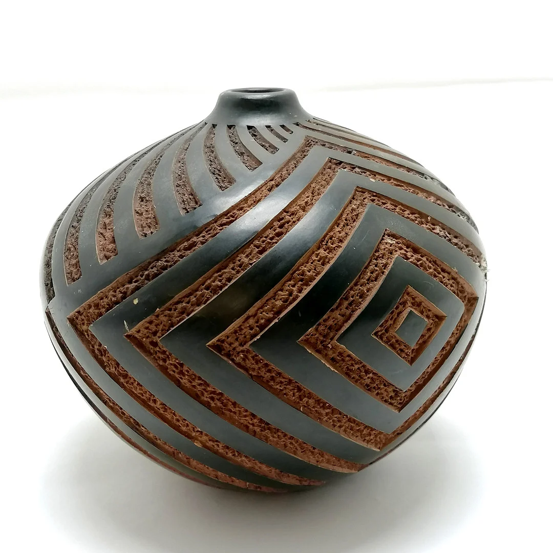 *JUAN PAULINO MARTINEZ (NICARAGUA) STUDIO POTTERY SQUAT VASE. — Rest of the world — Acreman St Auctioneers & Valuers