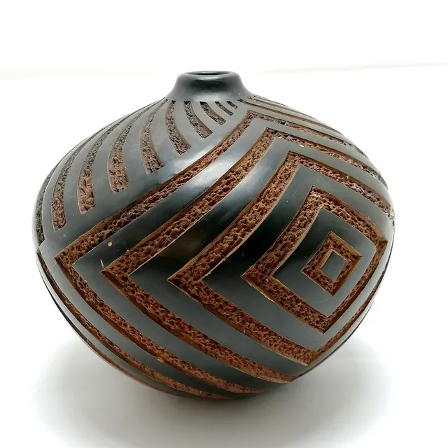 *JUAN PAULINO MARTINEZ (NICARAGUA) STUDIO POTTERY SQUAT VASE.