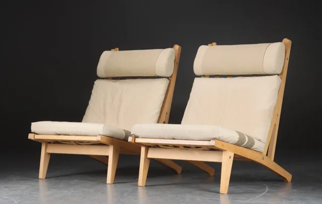 Hans J. Wegner for Getama. A pair of oakwood lounge chairs, model 'GE-375' (2)