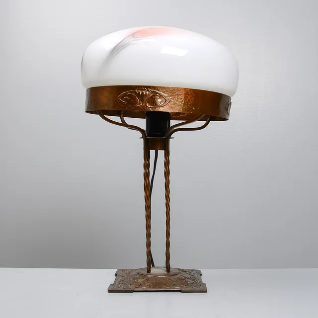 BORDSLAMPA, koppar och glas, Jugend, 1900-talets början.