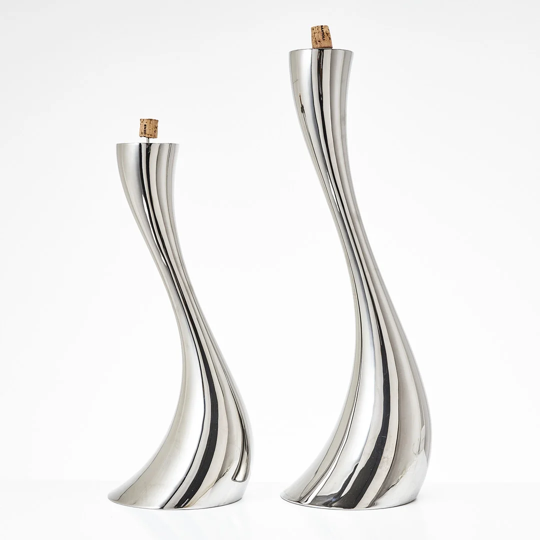 CONSTANTIN WORTMANN. Ljusstakar, 2 st, "Cobra", för Georg Jensen, samtida. — Candlesticks — Stockholms Auktionsverk Magasin 5