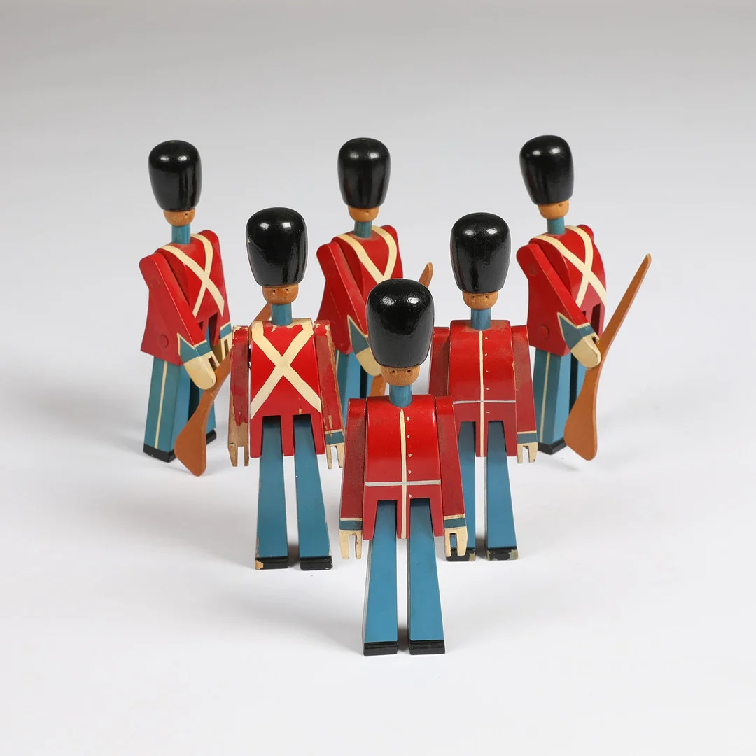 KAY BOJESEN. En samling på seks gardere af bemalet træ, 1900-tallets midte (6). — Other toys — Bidstrup Auktioner