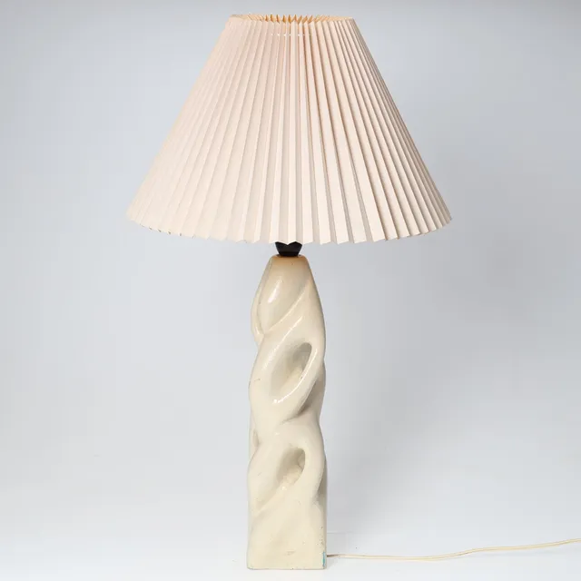 Skulpturel bordlampe af bemalet træ, plisseret skærm af plast og stof, 1900-tallets anden halvdel.