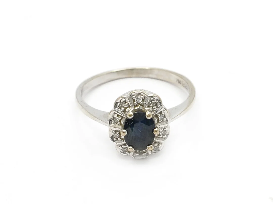 RING, 18K vitguld, blå safir, åttkantslipade diamanter stl 15,75 mm, vikt 2,6 g. — Smycken/Ring — Kaplans