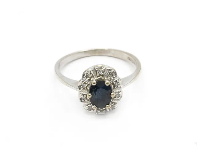 RING, 18K vitguld, blå safir, åttkantslipade diamanter stl 15,75 mm, vikt 2,6 g.