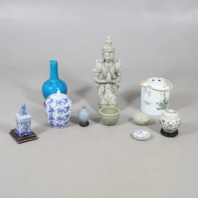 A GROUP OF MODERN CHINESE & THAI POTTERY WARES.