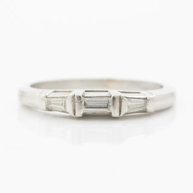 Ring platina med baguetteslipade diamanter.