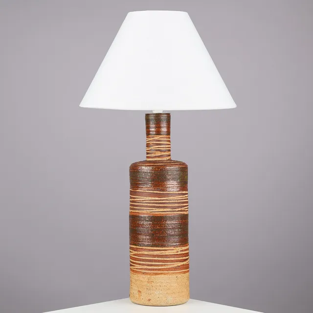 TUE POULSEN (1939-2026). Tall, bottle-shaped table lamp in partially unglazed stoneware, own studio in Hillerød, Denmark, 1960s/70s.