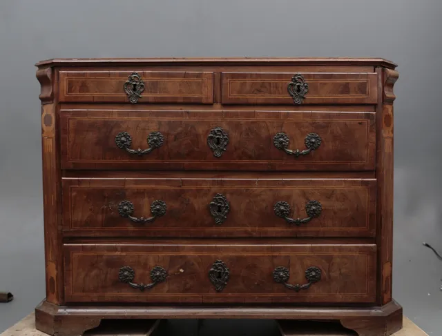 Catalan chest of drawers in walnut with boxwood fillet, from the 18th century.