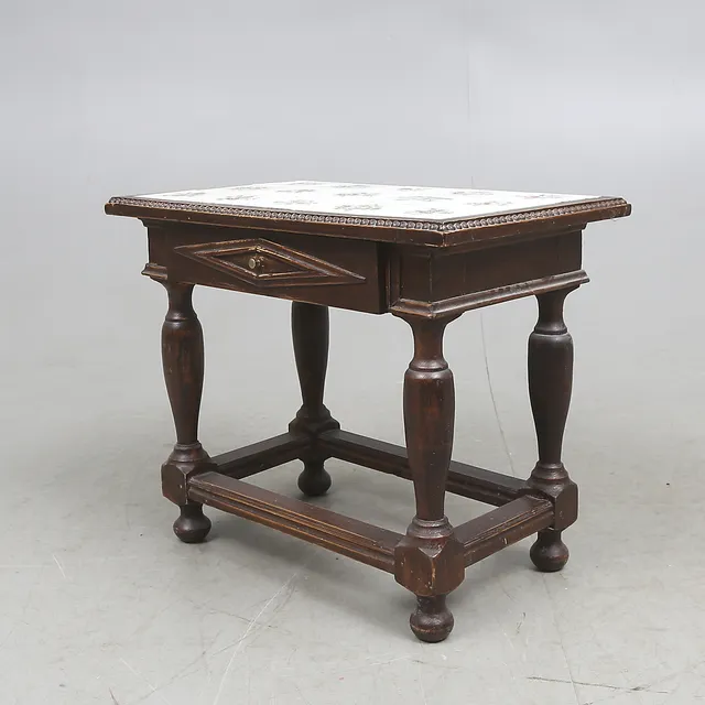 BORD MED LÅDA, barockstil, 1900-tal.