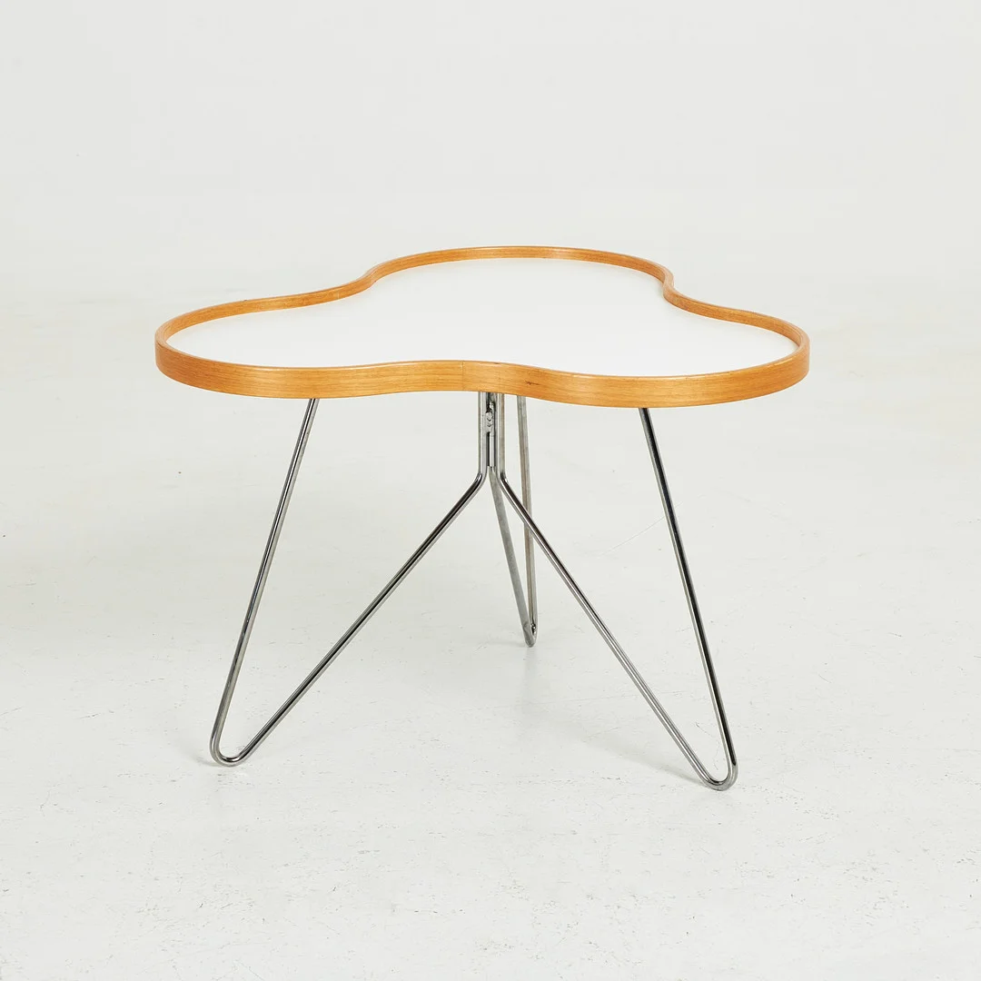 CHRISTINE SCHWARZER. Soffbord, "Flower", vit laminatskiva, benställning i metall, Swedese, etikettmärkt. — Tables — Stockholms Auktionsverk Sickla