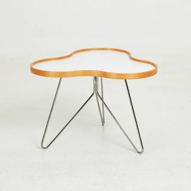 CHRISTINE SCHWARZER. Soffbord, "Flower", vit laminatskiva, benställning i metall, Swedese, etikettmärkt.