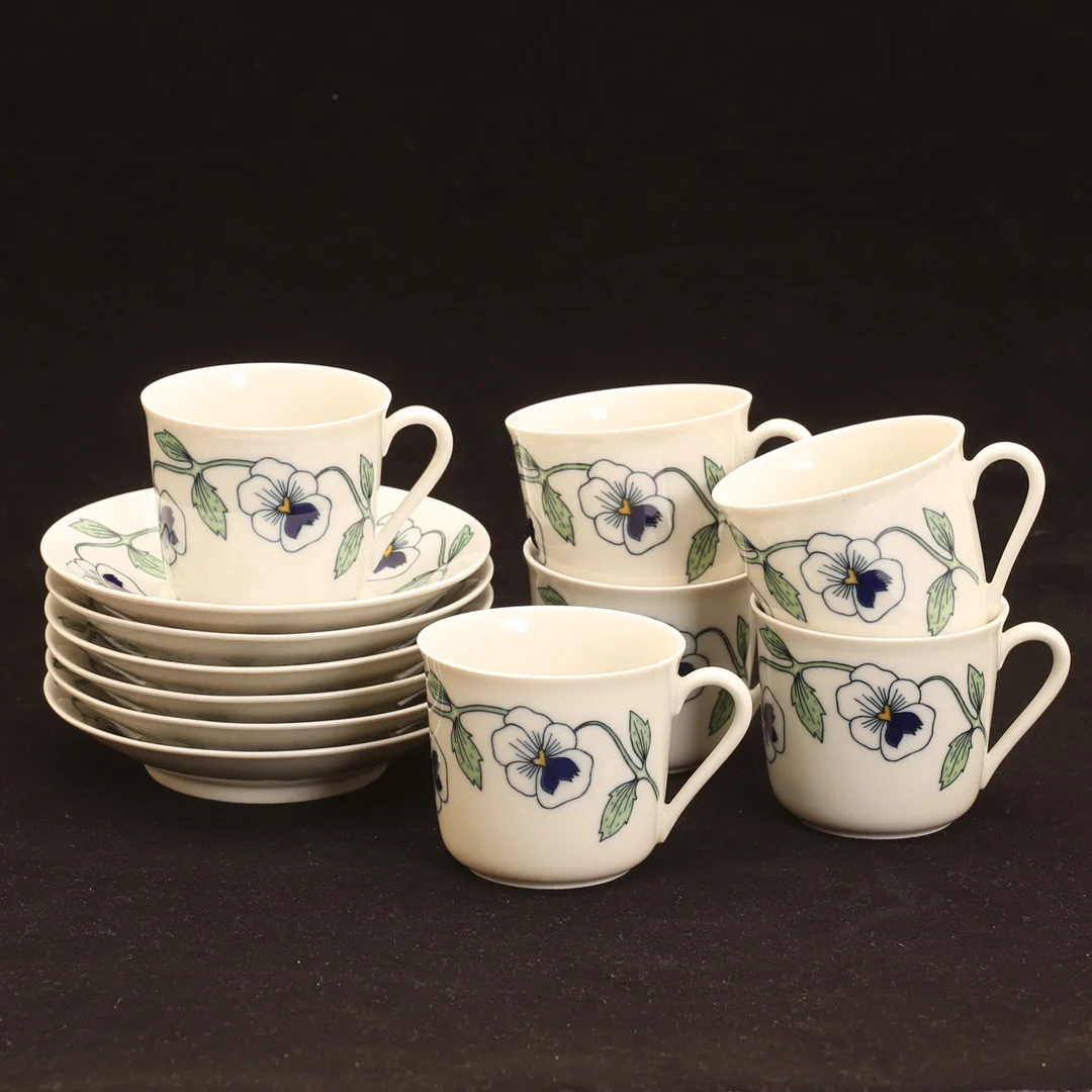 SYLVIA LEUCHOVIUS. Kaffekoppar med fat, 6 stycken, porslin, "Jubileumsservisen Sylvia", Rörstrand. — European — RA Auktionsverket Norrköping
