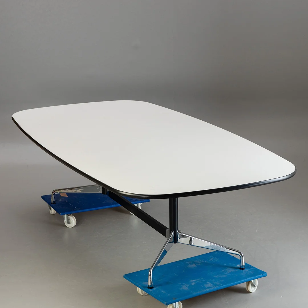 VITRA. CHARLES & RAY EAMES. Vitra, Konferenztisch 'Segmented Table'. — Tables — Stockholms Auktionsverk Hamburg