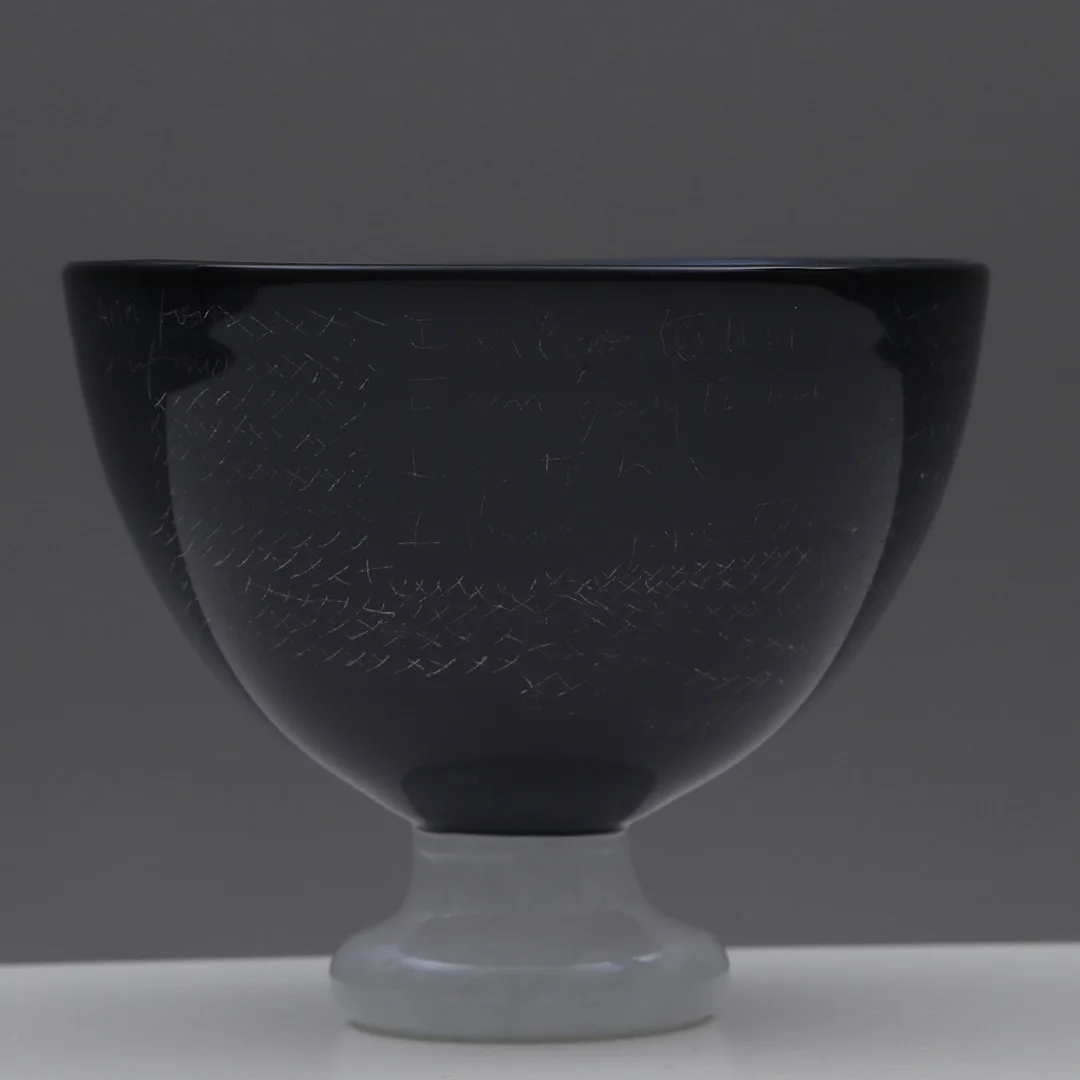 SKÅL på fot, glas, Transjö, Ann Wärff/Wilke Adolfsson, proveniens Ann Wärff, signerad på sidan, 1980-tal. — Art glass — Kalmar Auktionsverk