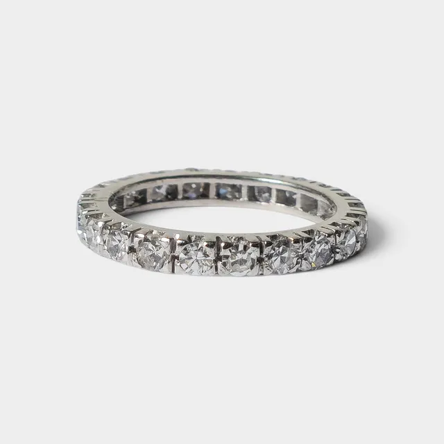 Alianza en oro blanco y diamantes.