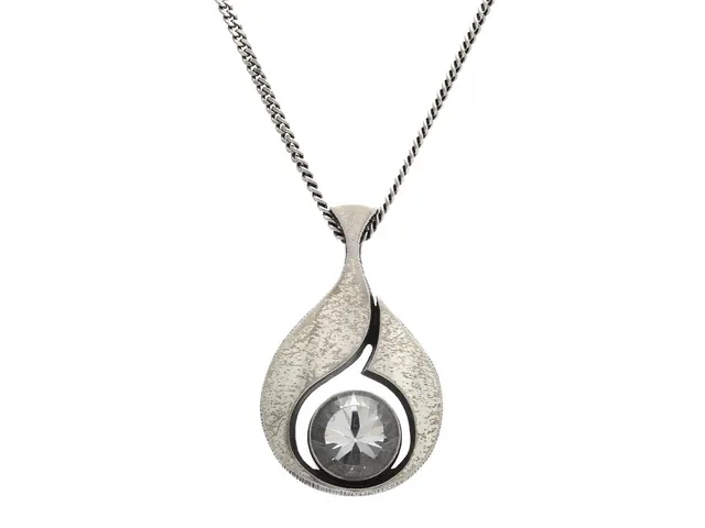 HÄNGE MED KEDJA, silver, bergkristall, längd 60 cm, vikt 21,1 g.