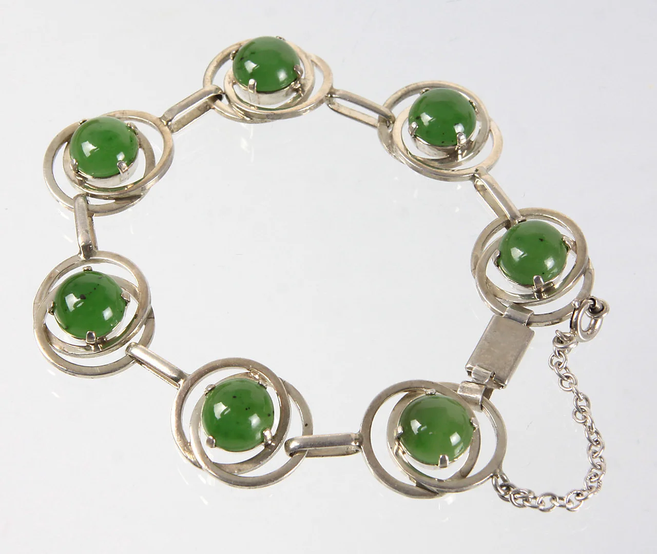 JADEARMBAND, JADE, SILBER 830. — Bracelets — Auktionshaus Bossard