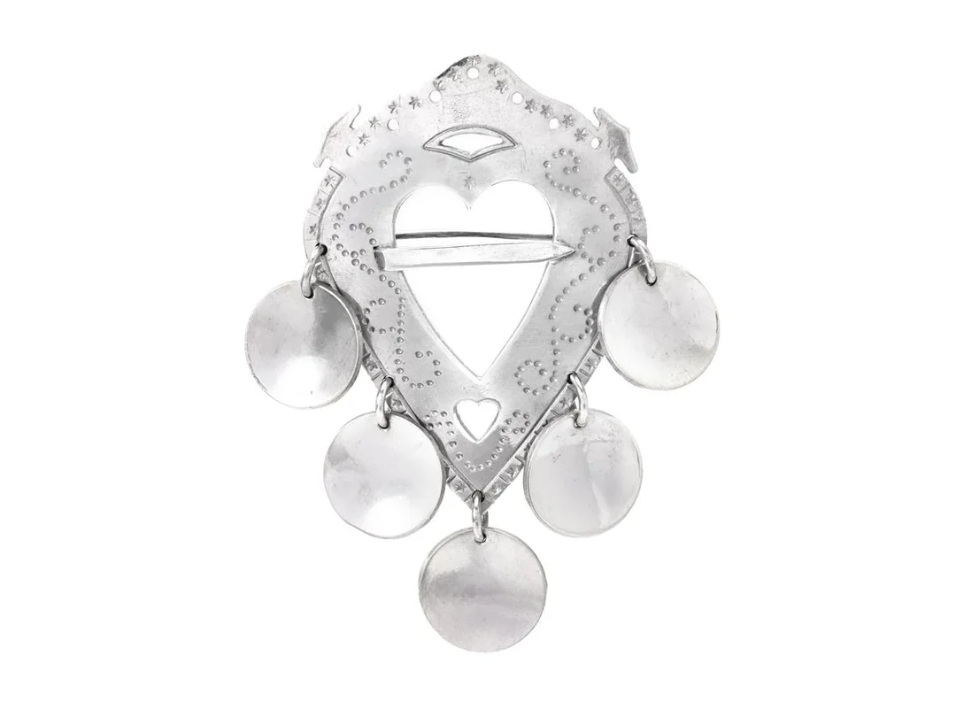 DRÄKTSMYCKE, brosch, silver, 1974, höjd 67 mm, vikt 21,2 g. — Smycken/Brosch — Kaplans