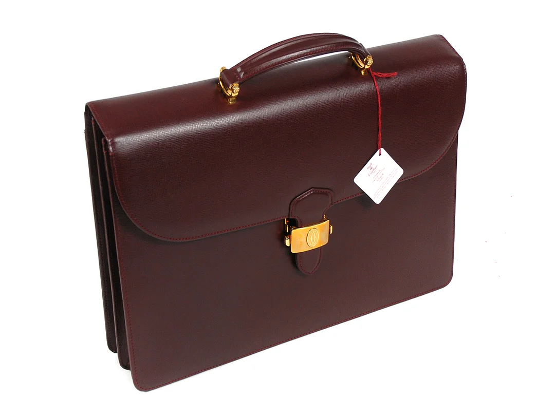PORTFÖLJ, must de Cartier vinröd läder 40x28x8 cm cert.nr GL 303141 dustbag och orginalpresentkartong — Accessoarer/Väskor — Kaplans