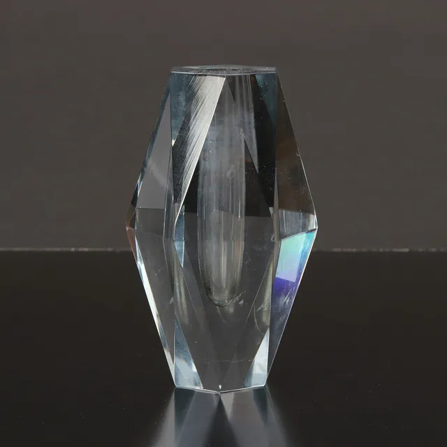 ASTA STRÖMBERG. VAS. Glas. Diamantvas. Strömbergshyttan. Signerad undertill.