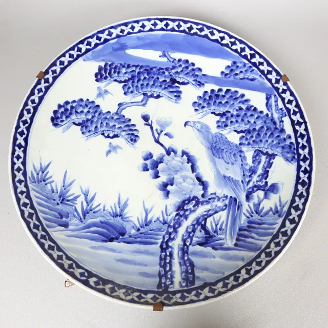 AN EARLY 20TH CENTURY LARGE JAPANESE PORCELAIN CHARGER.