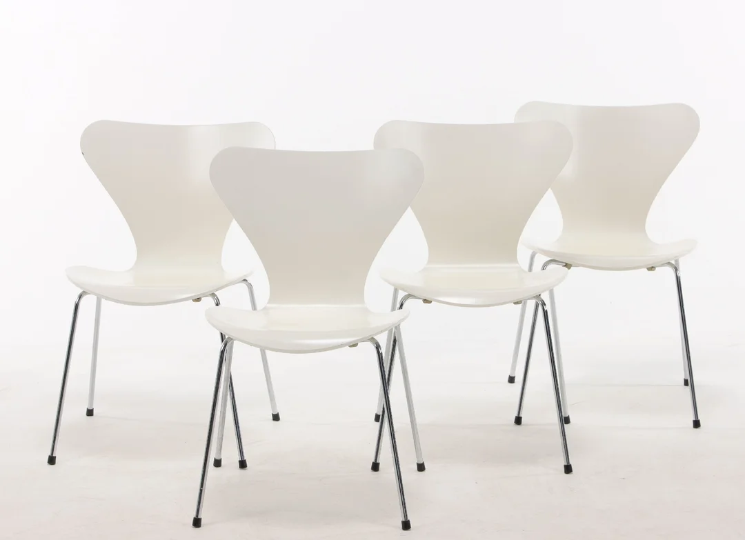 Arne Jacobsen. Set of four chairs, 'Seven', model 3107, white (4) — Furniture/Chairs — Lauritz