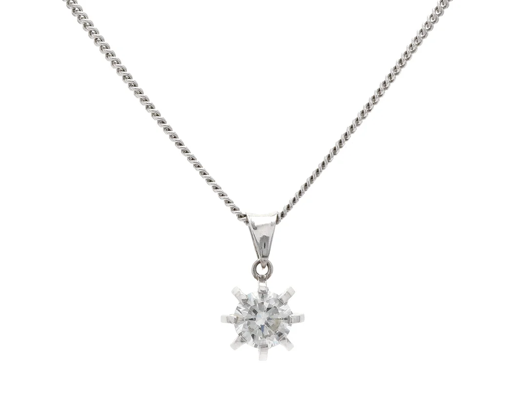 HÄNGE/KEDJA, 18K vitguld, briljant ca 0,62 ct, ca W(H)/VS1, längd 42 cm, vikt 4,7 g. — Smycken/Hänge med kedja — Kaplans