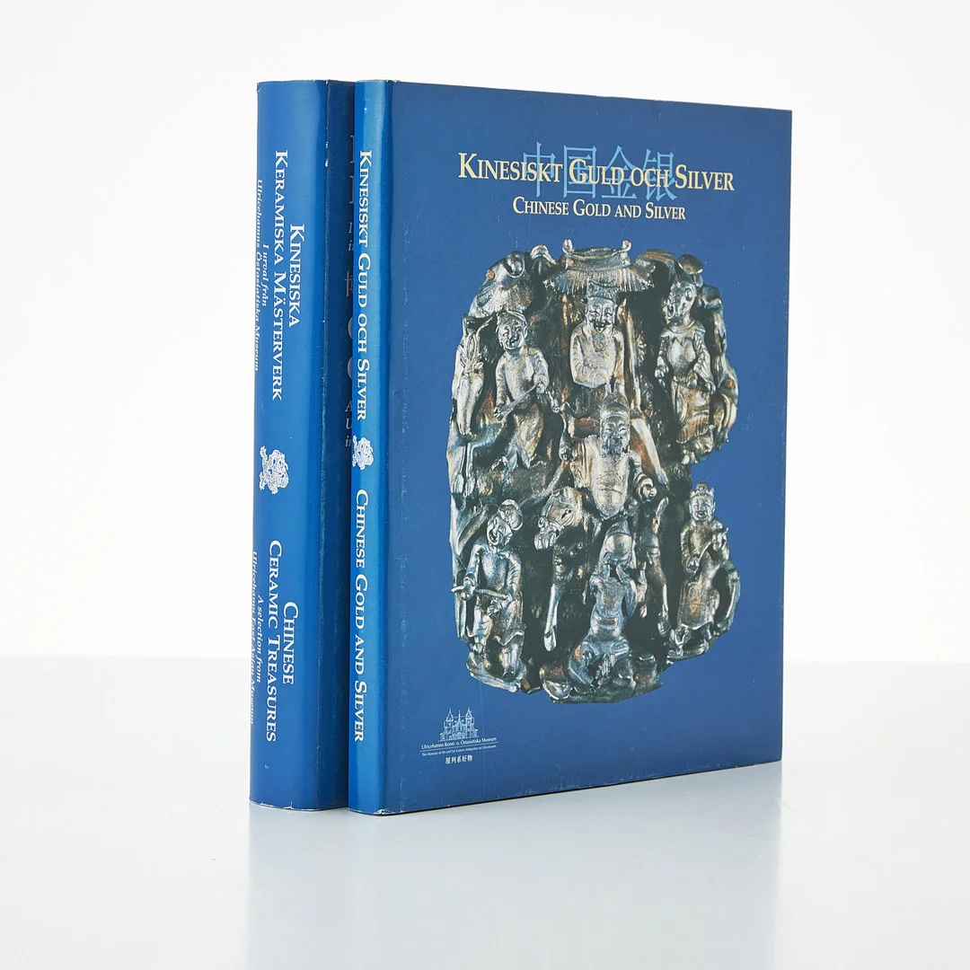 BÖCKER, 2 st., "Kinesiska keramiska mästerverk, i urval från Ulricehamns Östasiatiska Museum" samt "Kinesiskt guld och silver". — Books — Stockholms Auktionsverk Magasin 5