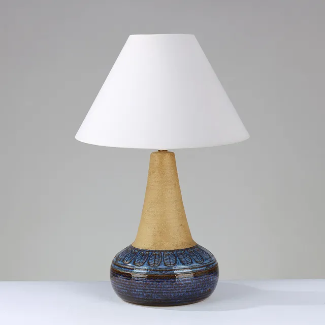EINAR JOHANSEN (1906-80). Bordlampe af delvist blåglaseret stentøj udsmykket med bladformede relieffer, modelnr. 3041, Søholm, Bornholm, Danmark, 1950'erne.