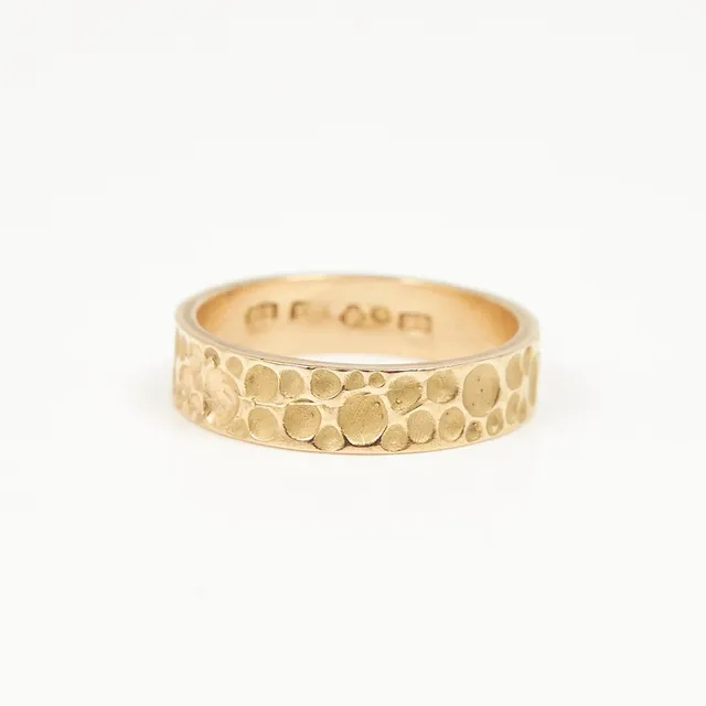 RING, 18 k guld, dekor av olikstora ringar à intaglio, Ge-Kå Rolf Kaplan AB, Stockholm 1976.