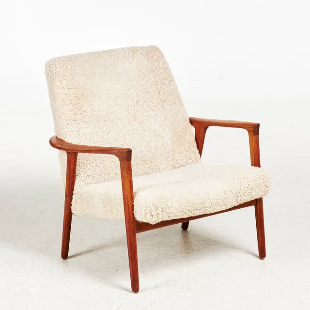 INGE ANDERSSON. fåtölj, "Tunis", 1960-tal, stomme i teak, fast stoppad sits och rygg klädd i fårskinn, för Bröderna Andersson, brickmärkt.