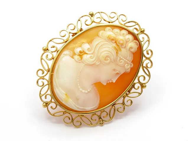 CAMÉBROSCH/HÄNGE, 18K guld, snäckskalscamé, profilporträtt av kvinna 5 x 4 cm, vikt 12,9 g.