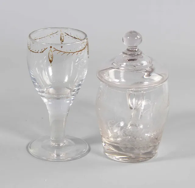 ANTIKER ANDENKEN KRUG 1879 UND KELCHGLAS.