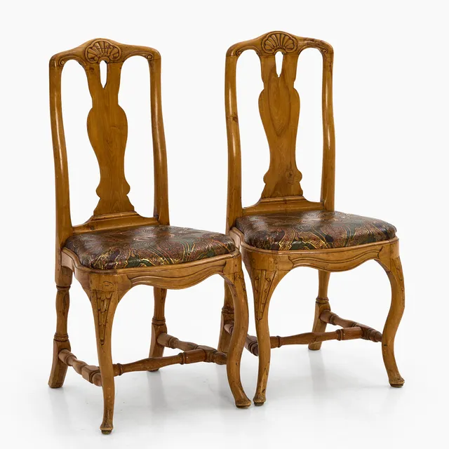 STOLAR, ett par, rokoko, 1700-tal. Klädda i gyllenläder.