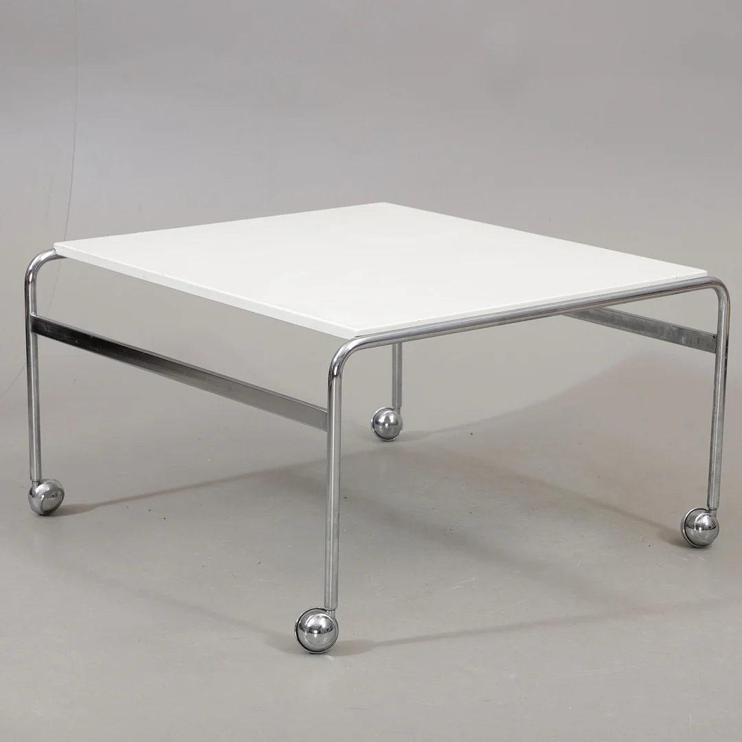 BRUNO MATHSSON. Soffbord på hjul, "Karin", Mathsson International AB Värnamo/Fritz Hansen Danmark, 1970-tal. — Coffee Tables — Växjö Auktionskammare