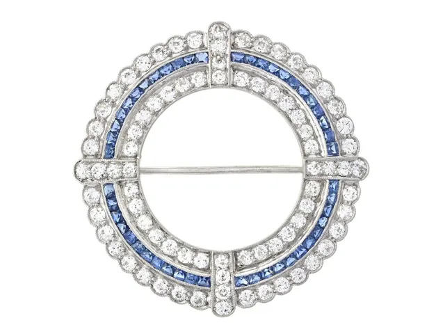 BROSCH, platina, 48 carréslipade safirer ca 1,50 ctv, 80 gammalslipade diamanter ca 2,80 ctv, ca Art Deco, 1930-tal, diameter 38 mm, vikt 11,8 g, en diamant utbytt med en briljantslipad diamant, safirerna har nagg och slitna fasettkanter, några diamanter har nagg och skador, etui.