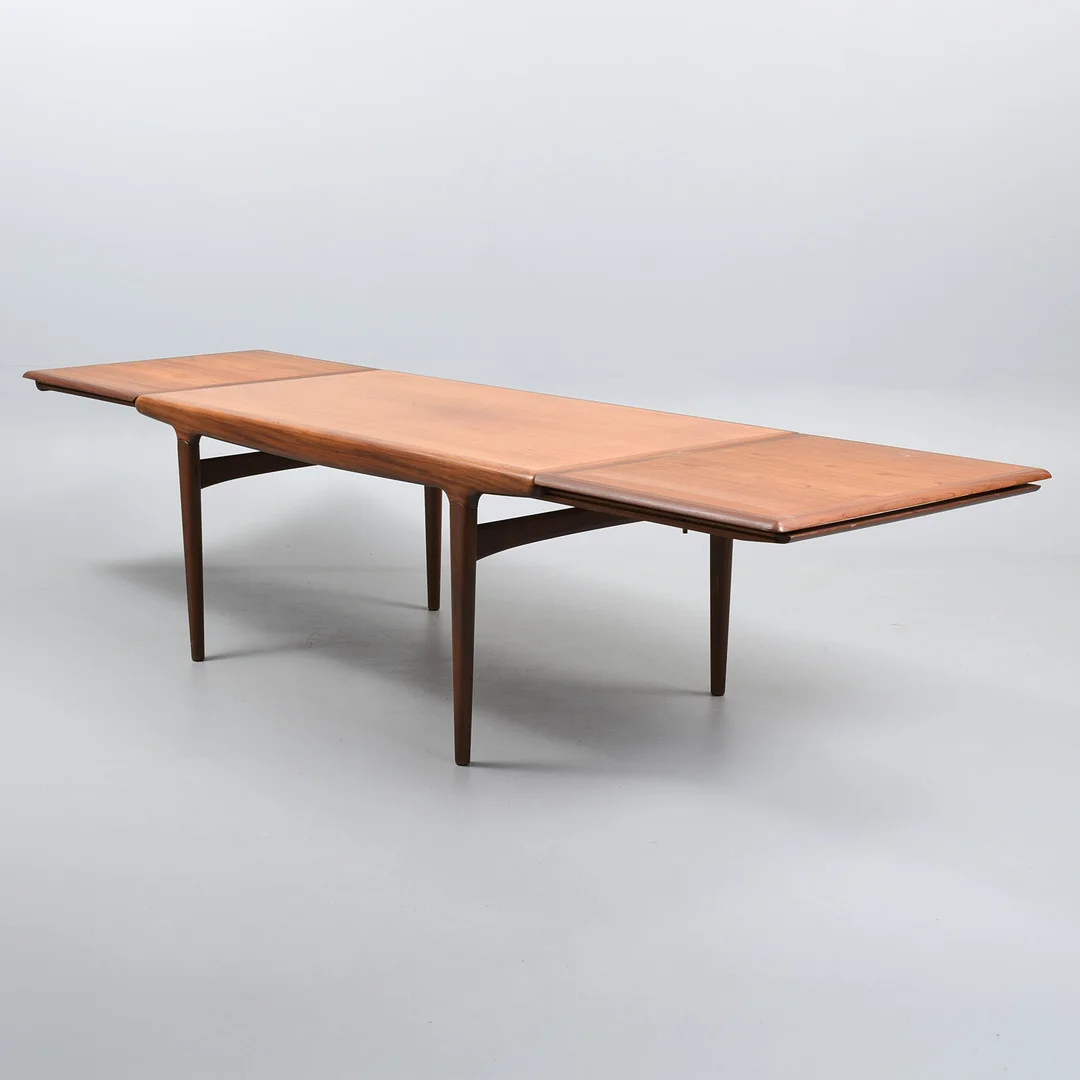JOHANNES ANDERSEN. Spisebord med to plader. Uldum Møbelfabrik. Danmark, 1960'erne. — Tables — Sørensen Auktioner