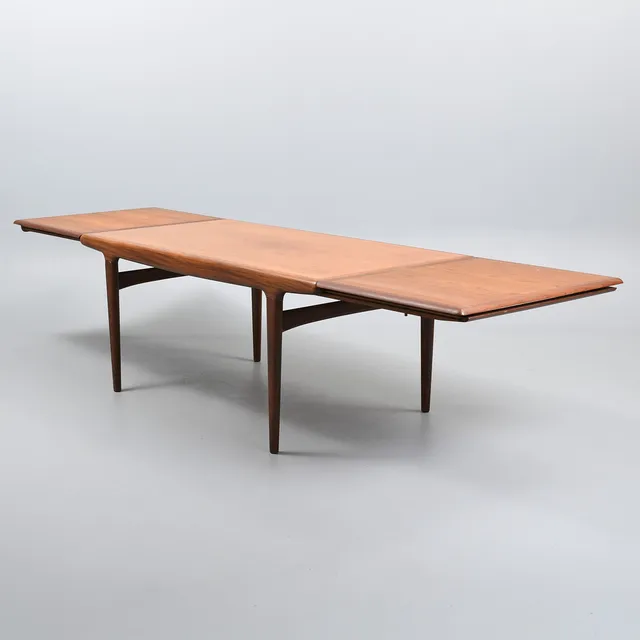 JOHANNES ANDERSEN. Spisebord med to plader. Uldum Møbelfabrik. Danmark, 1960'erne.