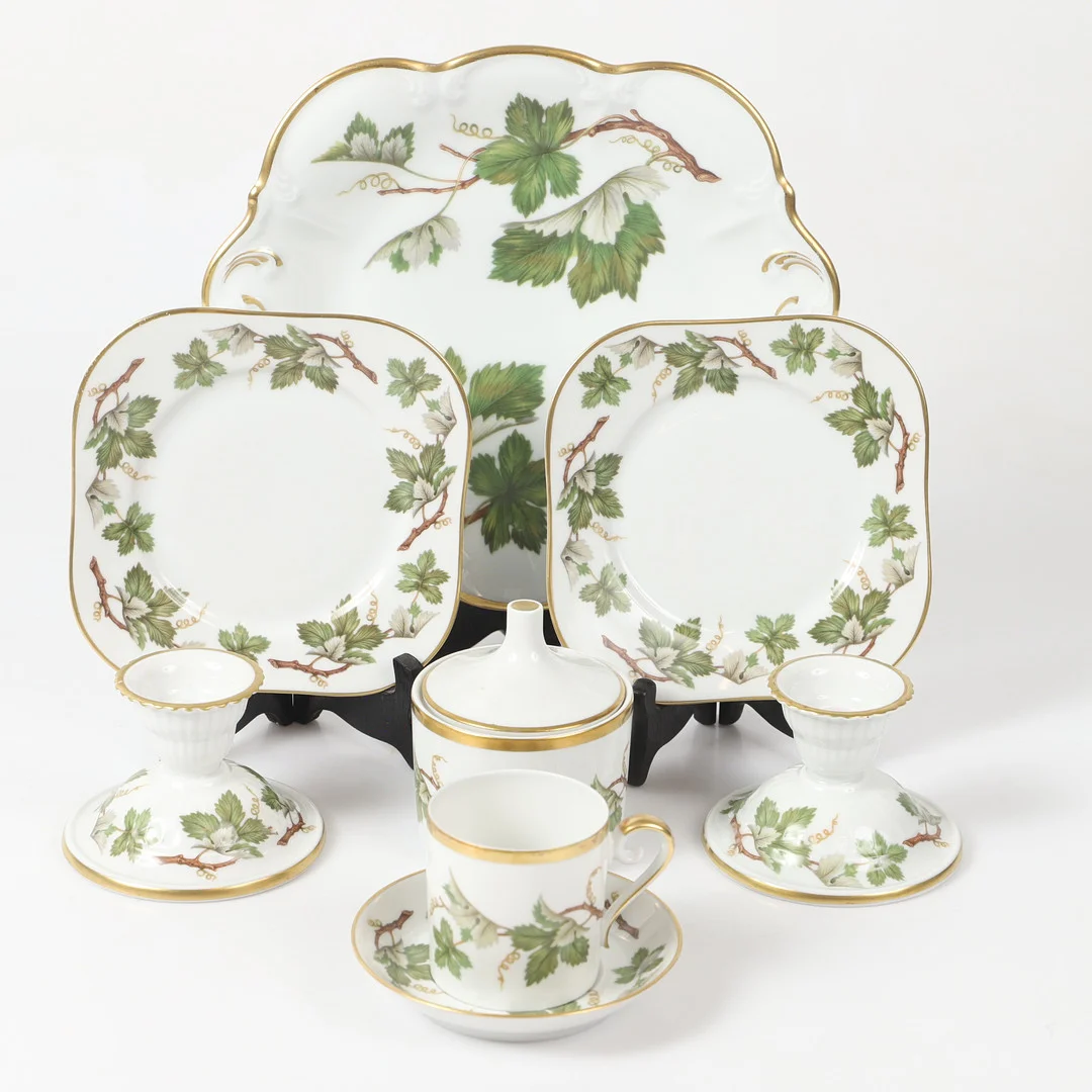 KAFFESERVIS, 34 delar, "Vinranka", porslin, Hackefors. — Tableware — Helsingborgs Auktionskammare