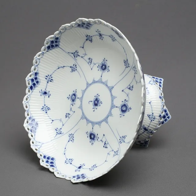 SKÅL PÅ FOT, porslin, "Musselmalet", nr 1022, Royal Copenhagen, Danmark.