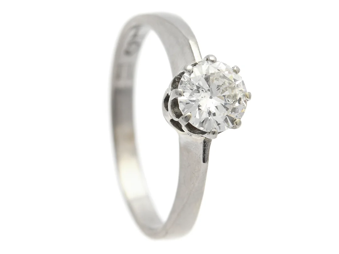 ENSTENSRING, 18K vitguld, äldre briljantslipad diamant 0,70 ct enligt gravyr, ca W(H)/skadad i övrigt tydliga inneslutningar, stl 17,5 mm, vikt 3,7 g, skadan är på rondist/kronan. — Smycken/Enstensring — Kaplans