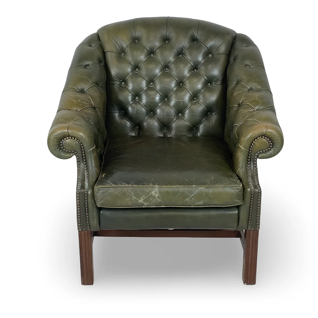 FÅTÖLJ, Chesterfield modell, Engelsk stil, 1900-talets andra hälft. — Armchairs & Chairs — Roslagens Auktionsverk