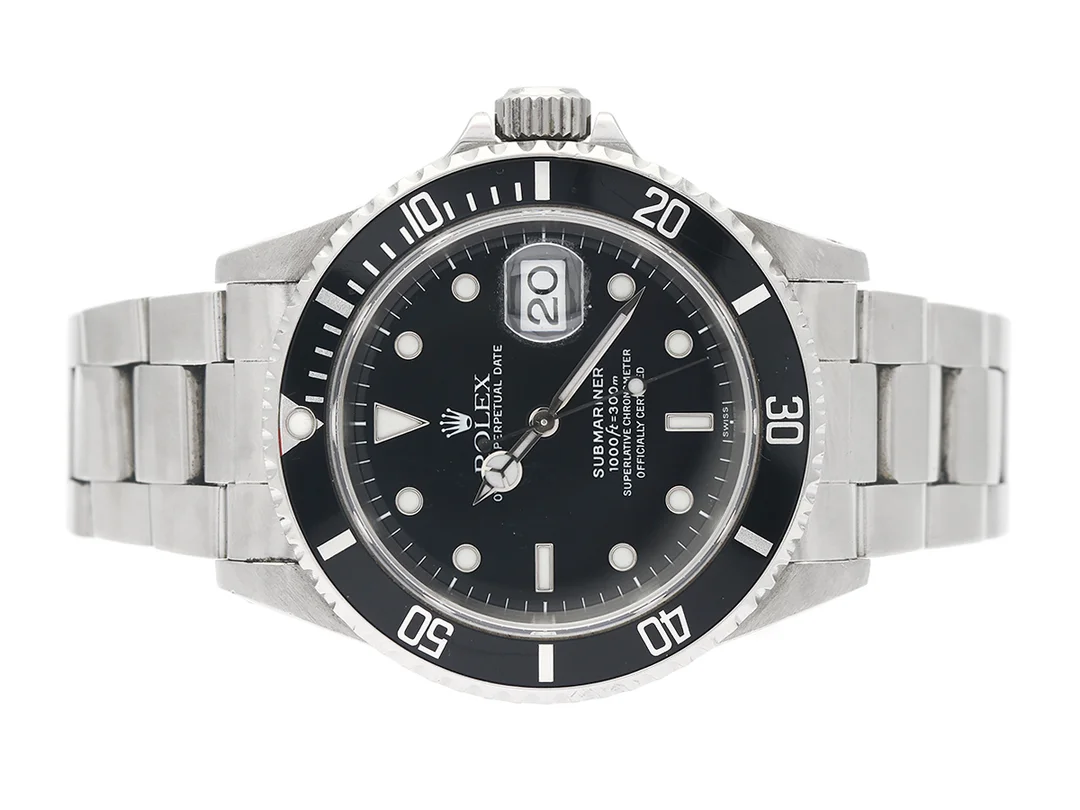 ROLEX, Oyster Perpetual Date, Submariner (1000ft=300m, Swiss), Chronometer, s.k. "Swiss Dial", Ref nr. 16610, Serie nr. A144939, Cal 3135, Verk nr. 3 8012487, Boett nr. 16610, herrur, 40 mm, stål, automatisk, safirglas (nagg), datum, skadad urtavla, buckla (se extra bild), Fliplocklänk, viklås, Ref nr. 93150-U11/501 B, cert, december 1998, box, ytterkartong. — Klockor/Rolex — Kaplans