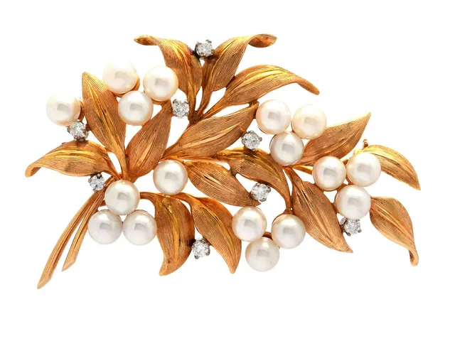 BROSCH, 18K guld, odlade pärlor, 8 briljantslipade diamanter ca 0,25 ctv, ca W/VS, höjd 57 mm, vikt 16,7 g, en diamant med skada.